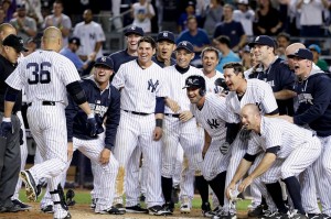Beltran é recebido com festa pelos companheiros após o home run que deu a vitória aos Yankees (Foto: 