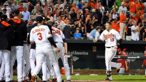 Manny Machado bate o home run da vitória dos Orioles em Baltimore (Foto: USA Today Sports)