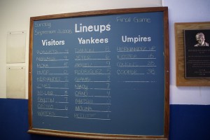 O New Yprk Yankees costuma divulgar os lineups em uma lousa no Yankee Stadium. 