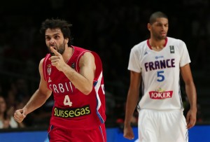 O armador sérvio Teodosic deu mais um show em quadra. Fez 24 pontos e muitas assistências (Foto: Divulgação FIBA)