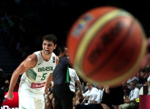 Raulzinho, o armador brasileiro, foi o cestinha da partida com 21 pontos. (Foto: Divulgação FIBA)