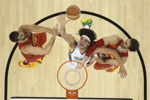 O pivô Varejão até que tentou reverter o jogo, com suas 10 cestas, mas não foi possível parar o ataque espanhol. (Foto: Divulgação FIBA)