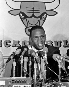 Michael Jordan, aos 21 anos, assinava com o Chicago Bulls em 1984 para mudar a história da franquia