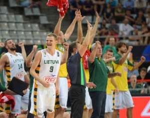 Lituanos comemoram classificação para semifinal do Mundial de Basquete 2014 (Foto: Divulgação FIBA)