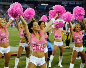 Até as cheerleaders se vestem de rosa para embelezar e propagar o Outubro Rosa