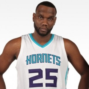 Jefferson lidera o retorno dos Hornets à NBA