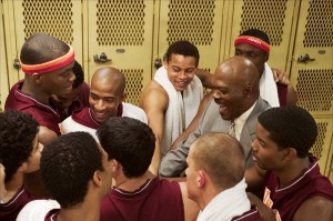 Com o basquete, Coach Carter consegue unir um grupo de jovens e dar um sentido para a vida deles (Divulgação)