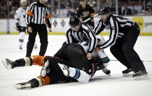 Briga generalizada entre jogadores de Sharks e Ducks (Foto: AP)