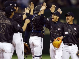 Seleção japonesa comemora segunda vitória em desafio contra estrelas da MLB (Foto: Reuters)