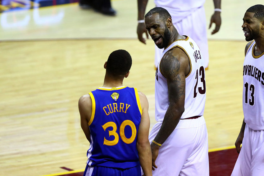 LeBron fala com Curry após toco espetacular no jogo 6 das Finais da NBA de 2016