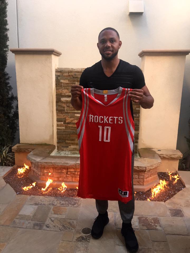 Gordon posa com a camisa dos Rockets
