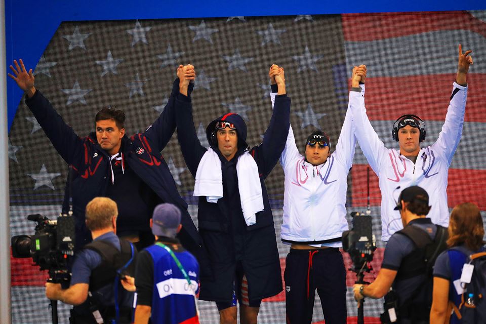 Phelps entra para a disputa do 4 x 100 m medley com Miller, Adrian e Murphy