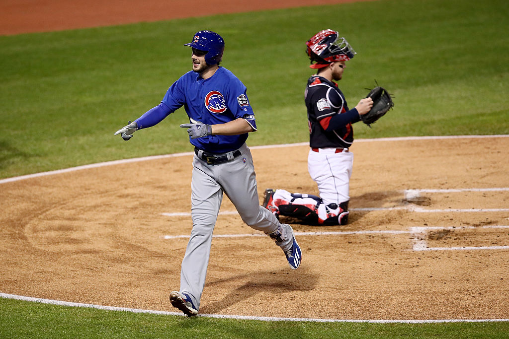 Kris Bryant bate home run em vitória dos Cubs contra os Indians na World Series