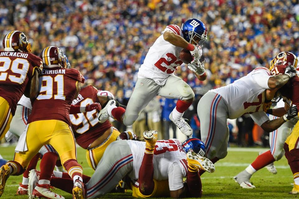 Rashad Jennings correndo para anotar o touchdown na vitória dos Giants sobre os Redskins na Semana 17 da NFL 2016