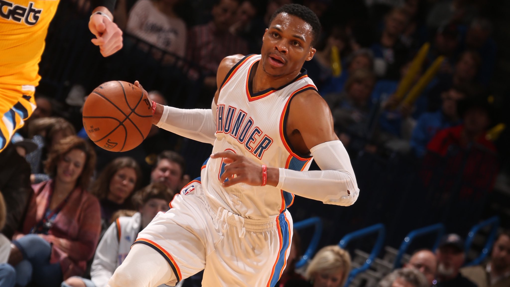 Russell Westbrook comanda Thunder contra Nuggets