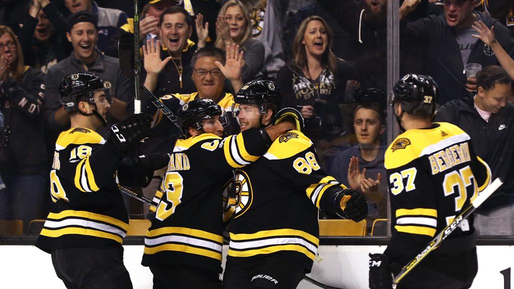Patrice Bergeron impulsiona Bruins em vitória sobre Canucks