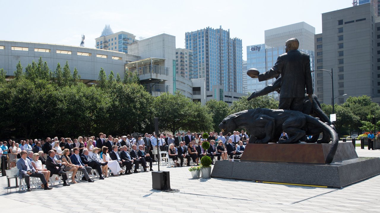 Estátua de Jerry Richardson, dono/fundador do Carolina Panthers