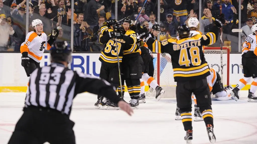 Brad Marchand marca nos segundos finais e Bruins vencem Flyers