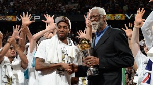 Kawhi Leonard recebe o prêmio de MVP das Finais da NBA das mãos de Bill Russell