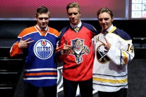 Draisaitl, Ekblad e Reinhart (esq. para dir.) foram as três primeiras escolhas do Draft 2014 da NHL 
