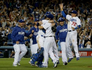 Elenco dos Dodgers festeja com Kershaw o seu no-hitter (Foto: Divulgação MLB)