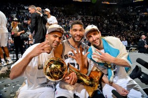 Campeão pela quinta vez da NBA, San Antonio exibirá troféu em diferentes locais do planeta