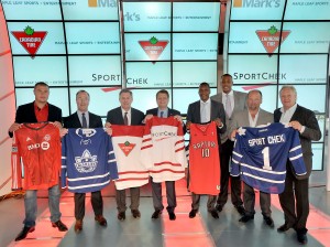Ao centro, Tim Leiweke apresenta as principais equipes da Maple Leaf Sports