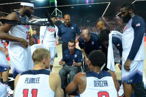 Coach K conversou bastante com a equipe para não perder o foco no jogo fácil (Foto: FIBA/Divulgação)