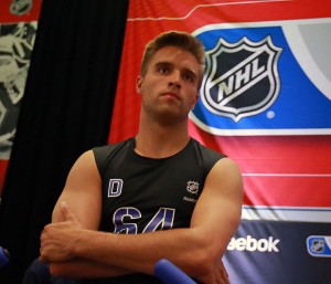 Primeira escolha do Draft  2014, Eklabd participou do NHL Combine 2014 (Foto: NBC Sports)