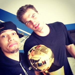 Danny Green posou ao lado do companheiro Tiago Splitter e do xodó, o troféu da NBA (Foto: Reprodução Instagram)