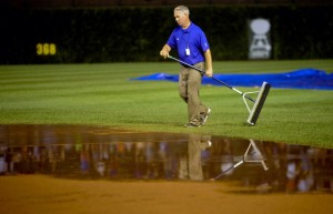 Equipe de manutenção do Wrigley Field tentou deixar o campo em condições de jogo, mas não foi possível (Foto: USA Today Sports)