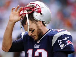 Brady foi mal e sofre junto dos Patriots no segundo tempo (Foto: AP)