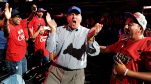 Steve Ballmer, novo dono dos Clippers, tem mesmo razões para estar assim, feliz da vida 