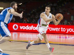 Bogdan Bogdanovic liderou a vitória sérvia diante da Grécia (Foto: Divulgação FIBA)