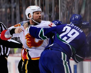 Brigas um a um são permitidas na NHL (Foto: USA Today)