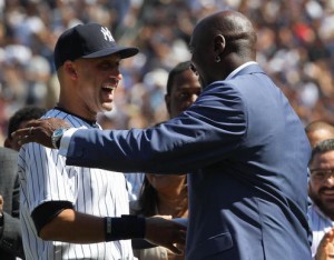 Dois MITOS: Derek Jeter e Michael Jordan se abraçam em cerimônia no Yankee Stadium (Foto: USA Today Sports)