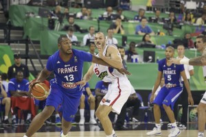 França conquista importante vitória sobre a Sérvia no Grupo A (Foto: Divulgação FIBA)