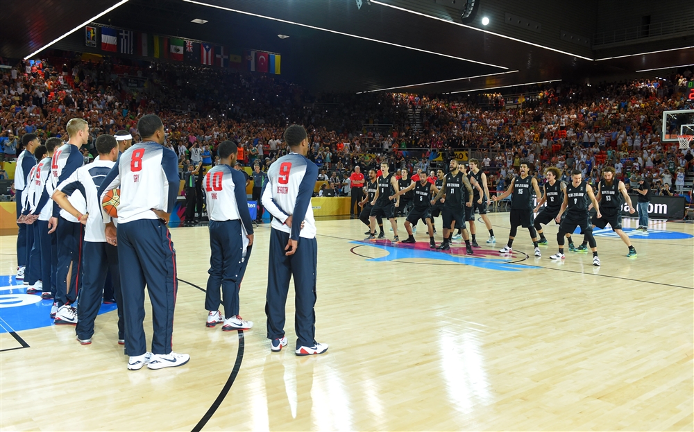 Seleção norte-americana assiste (incrédula) à apresentação do haka neozelandês (Foto: Divulgação FIBA)