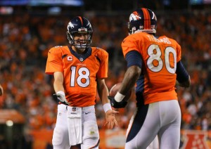 Manning celebra touchdown com Julius Thomas: mais uma marca alcançada em sua carreira