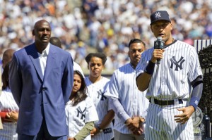 Derek Jeter discursa para o público no Yankee Stadium sob os olhares de Michael Jordan (Foto: USA Today Sports)