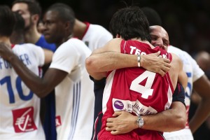 Djordjevic e Teodosic precisam estar inspirados (Foto: Divulgação FIBA)