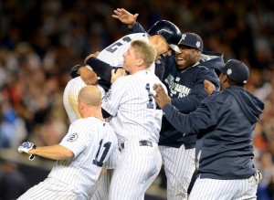 Companheiro festeja com Jeter o último walk-off do ídolo jogando no Yankee Stadium (Foto: NY Daily News)