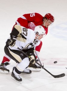 Crosby lutou muito, mas não brilhou na estreia (Foto: David Guralnick / Detroit News)