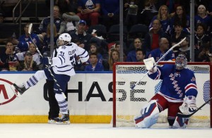 David Clarkson comemora o sexto e último gol dos Maple Leafs na partida (Foto: NHL)
