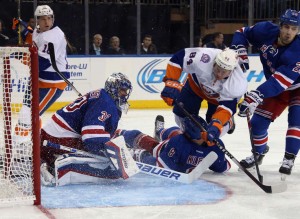 Islanders marcou quatro vezes no último período e garantiu a terceira vitória (Foto: NHL)