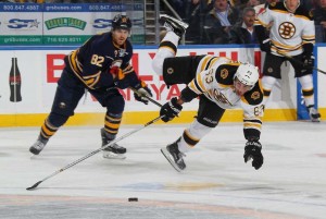 Na prorrogação, Brad Marchand decidiu a partida para os Bruins (Foto: NHL)