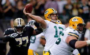 A vida não foi fácil para Aaron Rodgers e os Packers perderam depois de quatro jogos (Foto: AP)