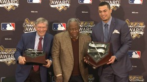 Da esquerda para a direita: Bud Selig, comissário da MLB, Hank Aaron, o homem que dá nome ao prêmio, e Giancarlo Stanton, campeão na NL