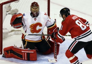 Jonas Hiller defendeu 49 de 50 chutes a gol na vitória do Calgary Flames 