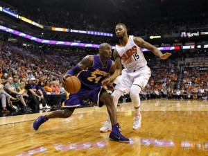 Com 31 pontos, Kobe Bryant brilha no segundo dia da temporada regular da NBA. Mas, seu time, Lakers, perde novamente.